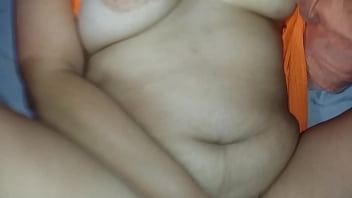 Подружка с черными ногтями онанирует свою вагину во время ануса